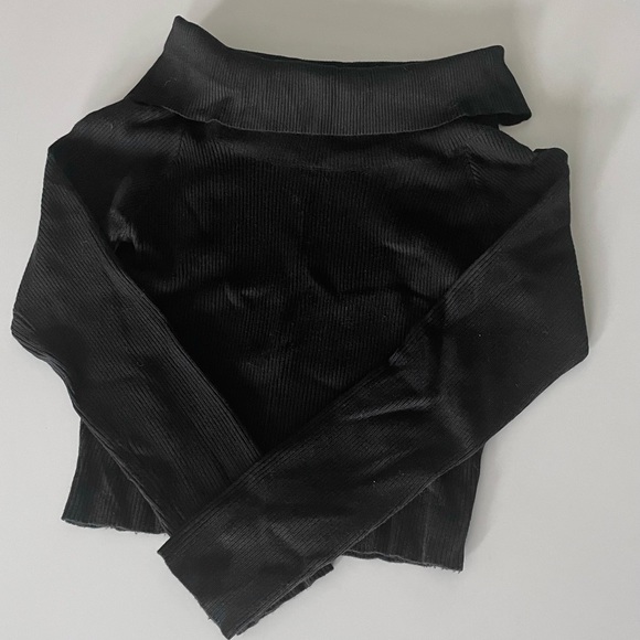 NWOT Off-the-shoulder long sleeve top - Picture 3 of 6